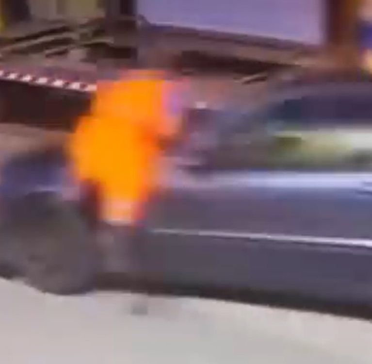 A motorháztetőn vitte a szerelőt a fizetés nélkül távozó férfi