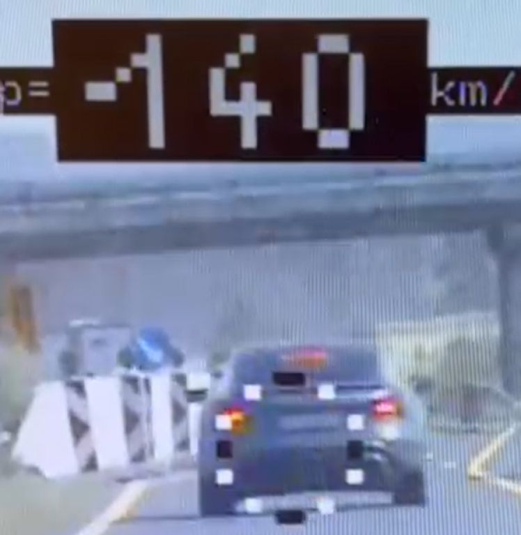 A terelésnél is 140 felett száguldott az audis – pechére pont a rendőrök előtt, videón a lebukás
