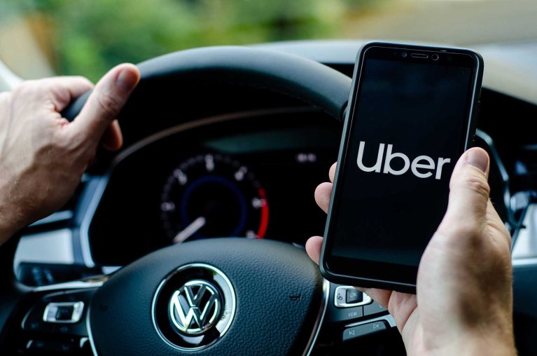 825 millió eurós bírság az Uberre