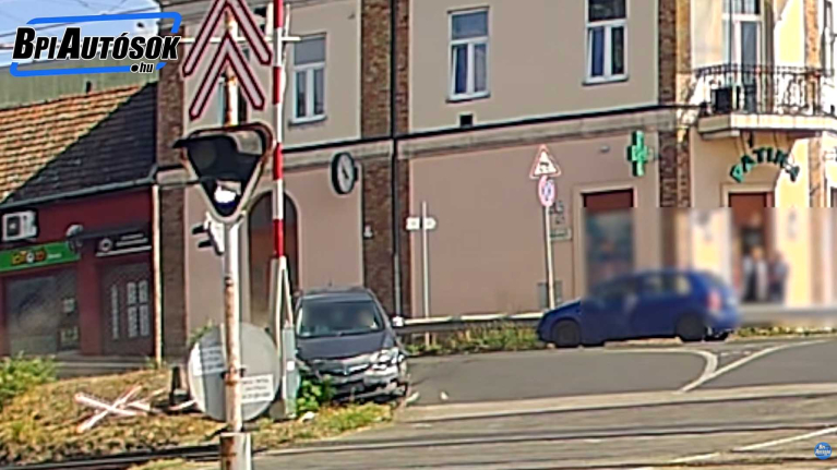 Oszlop dőlt, autók törtek: tört-zúzott egy sofőr a XVI. kerületben. De mi történhetett? - videó