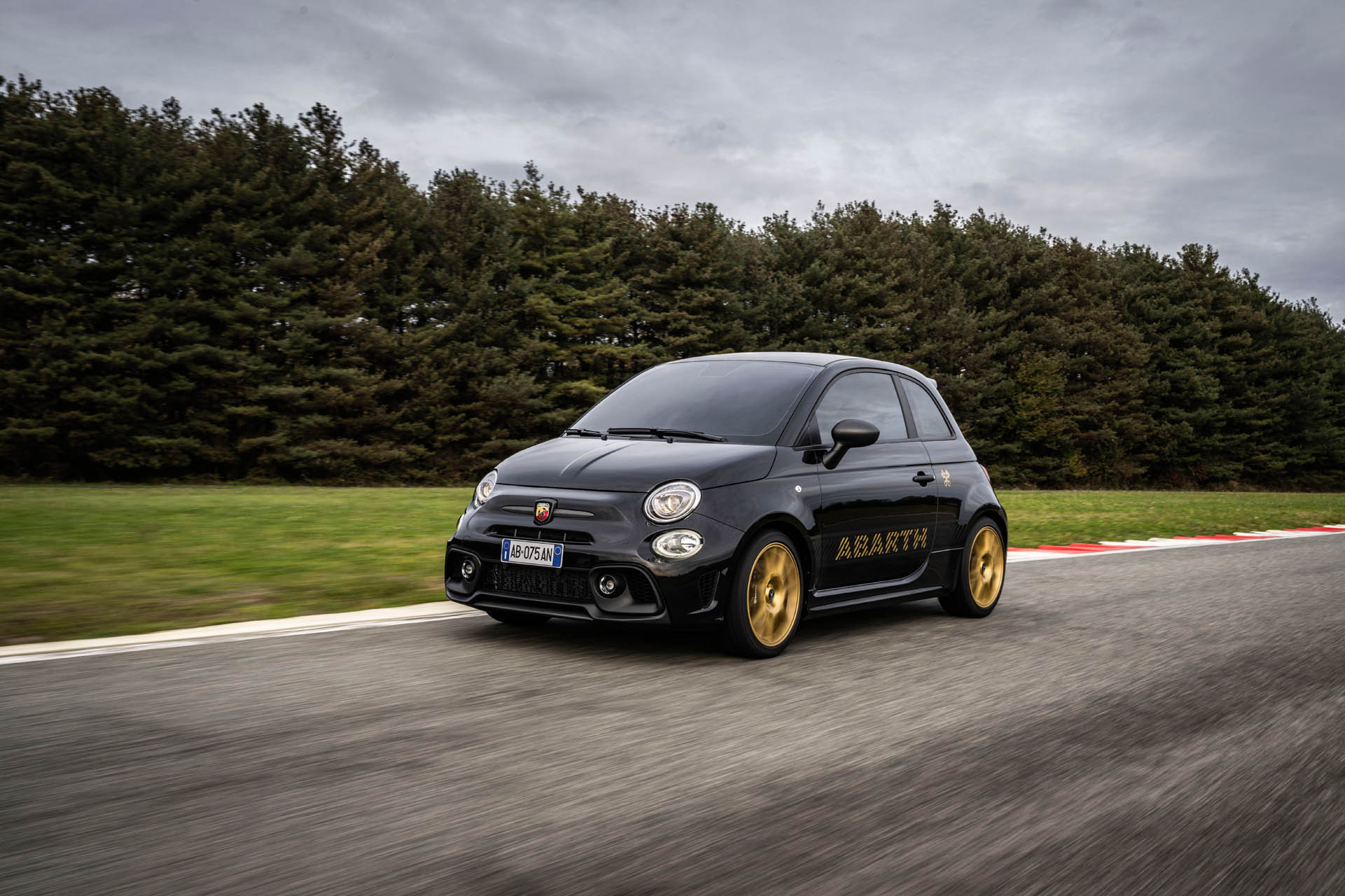 Abarth 75 Anniversario 01