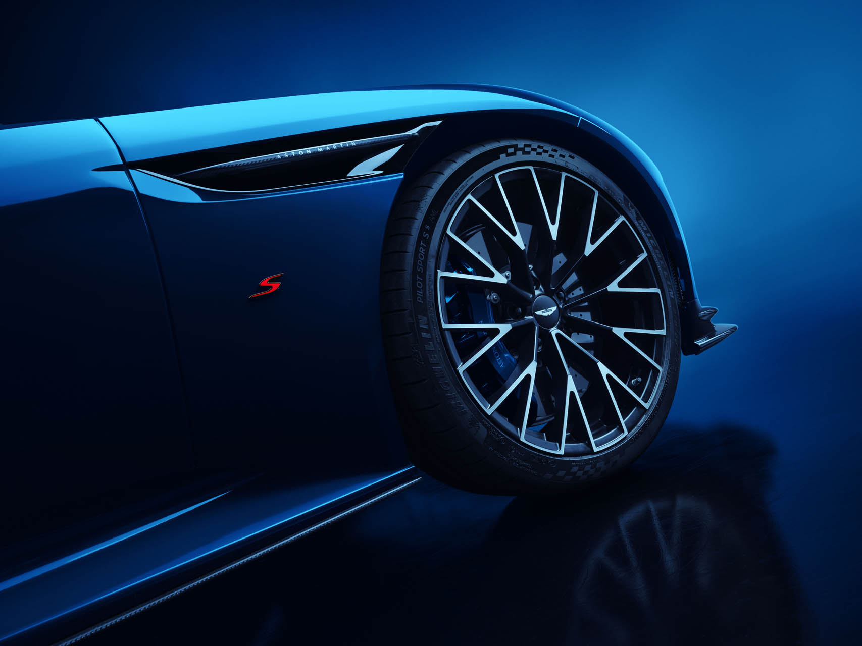 Aston Martin DB12 S 09