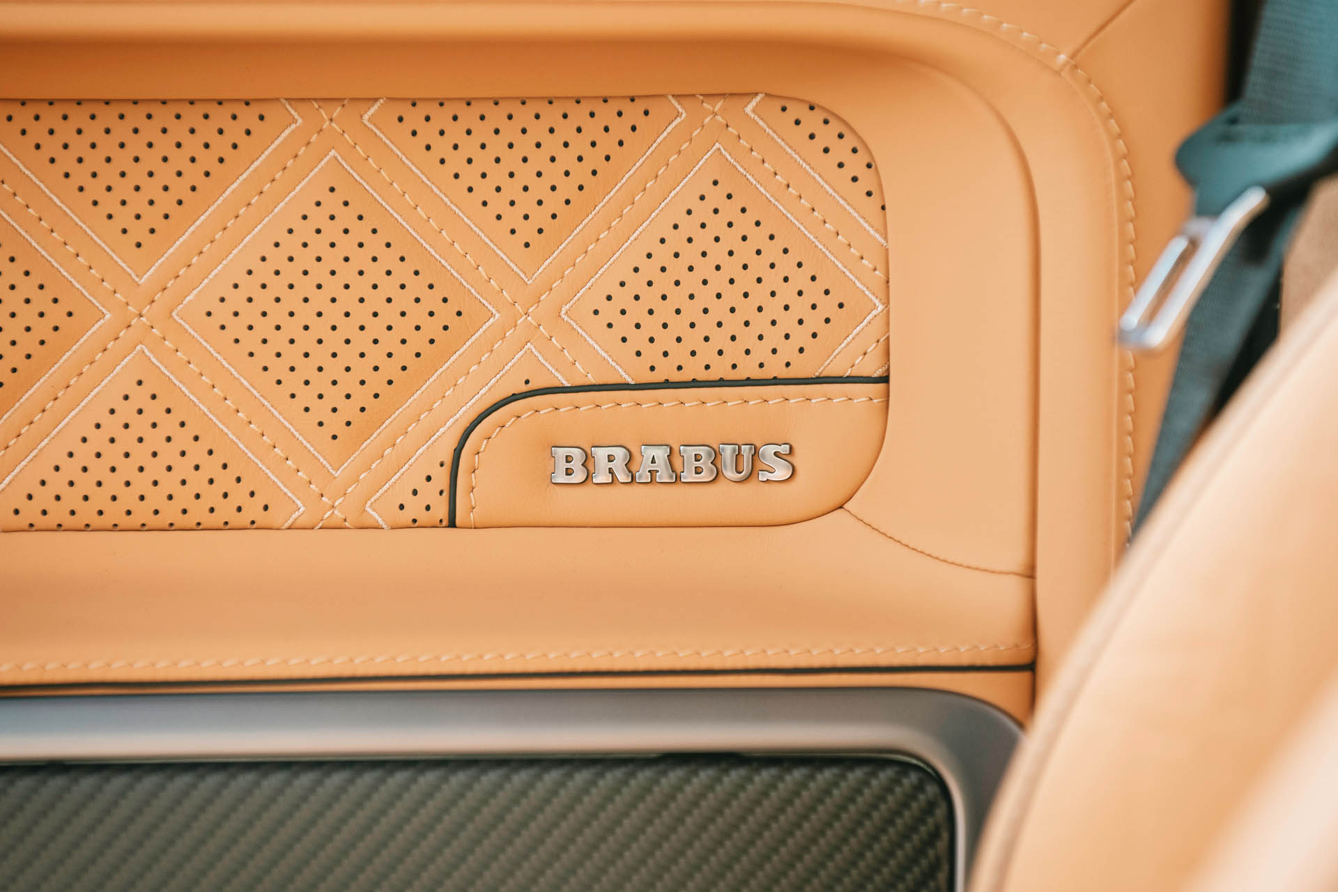 BRABUS 800 4x4 Stealth Green-M-AMG G 63 4x4 On Location 209