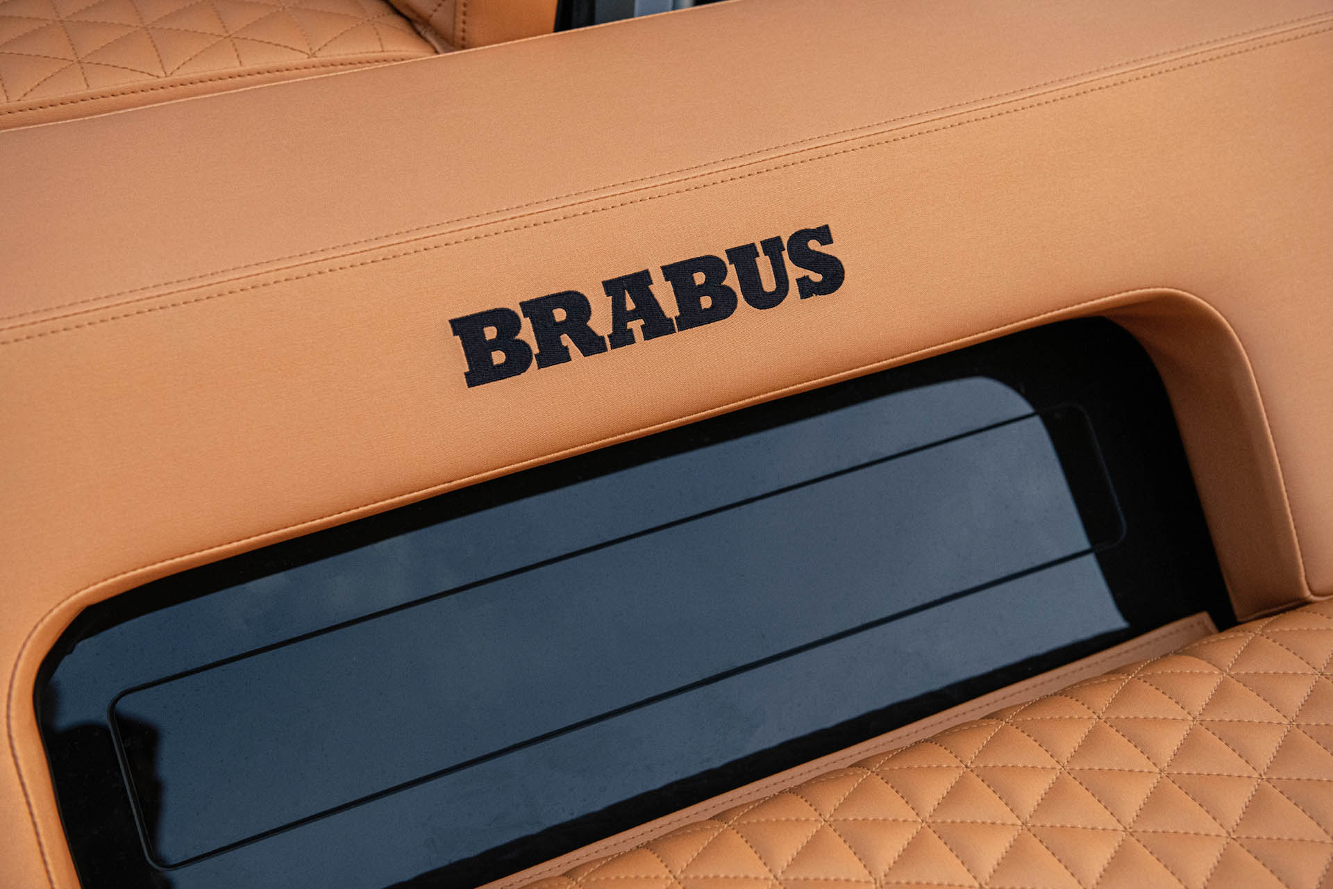 BRABUS 800 4x4 Stealth Green-M-AMG G 63 4x4 On Location 235