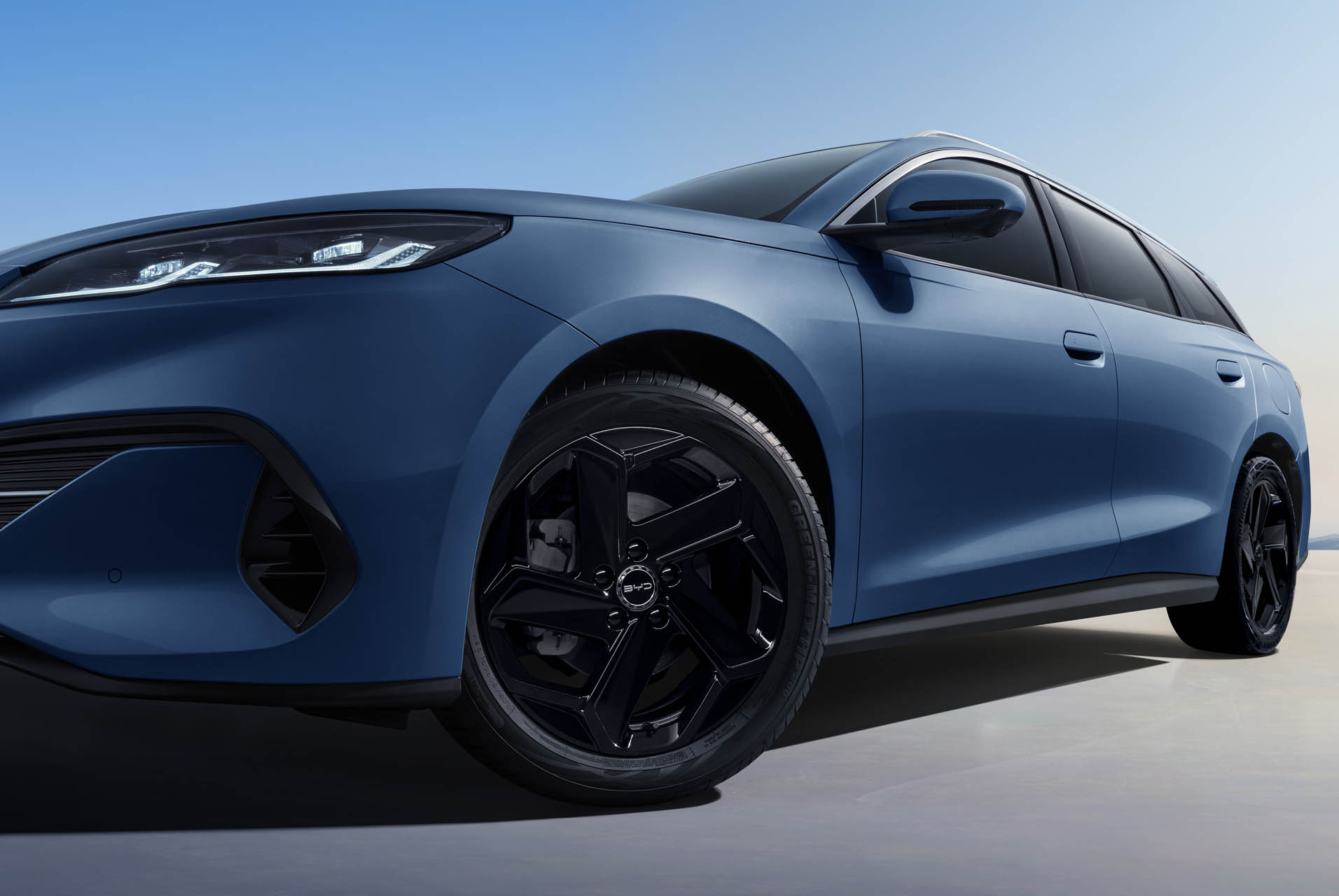 11 SEAL 6 LHD Atlantis Blue Exterior front of the car download JPG 5000PX RGB