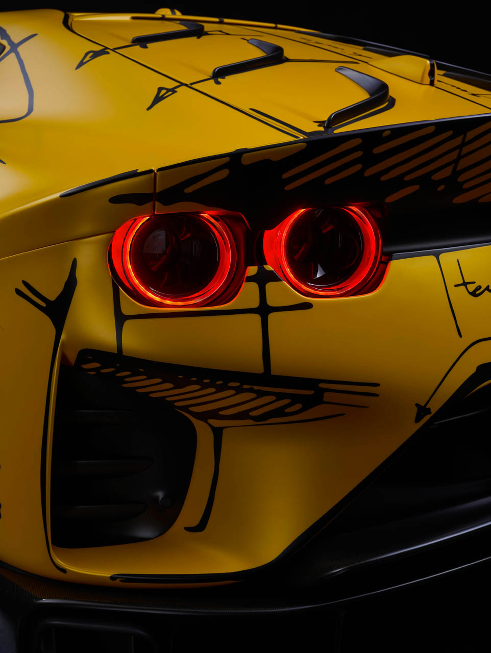 Ferrari 812 Competizione Tailor Made 20