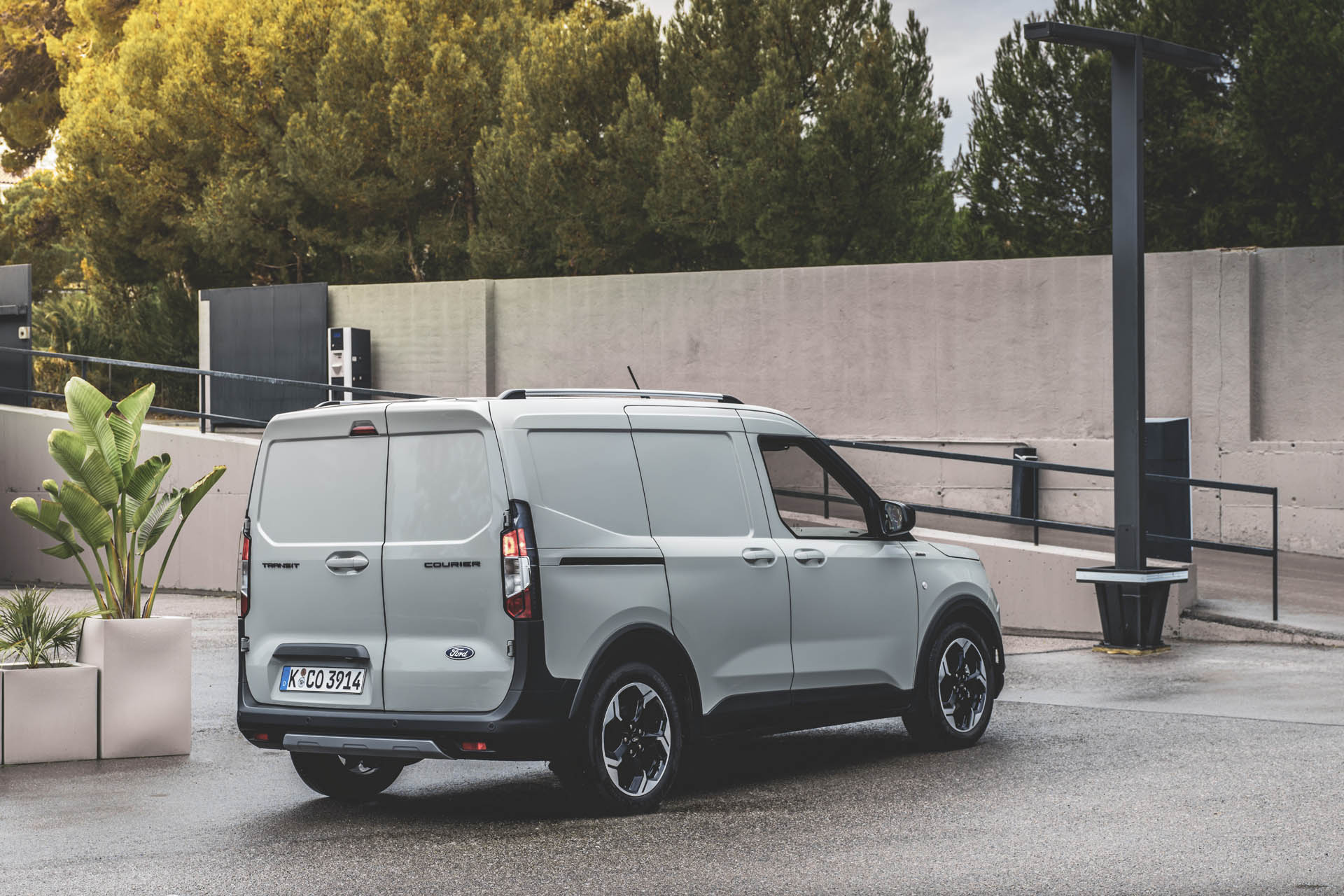 Ford Transit Courier 2024 02