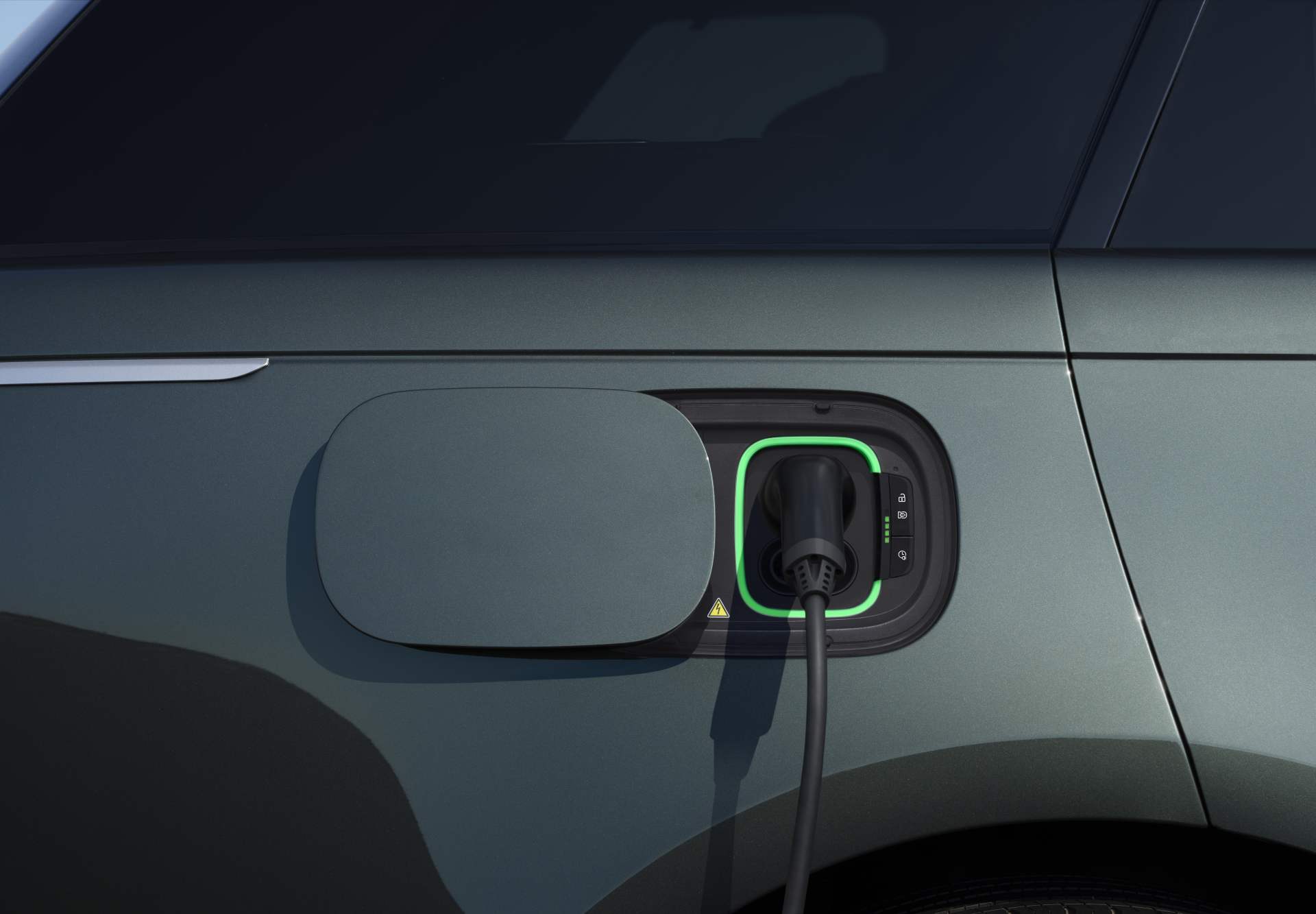 RANGE ROVER ELECTRIC CHARGING 02 09 26