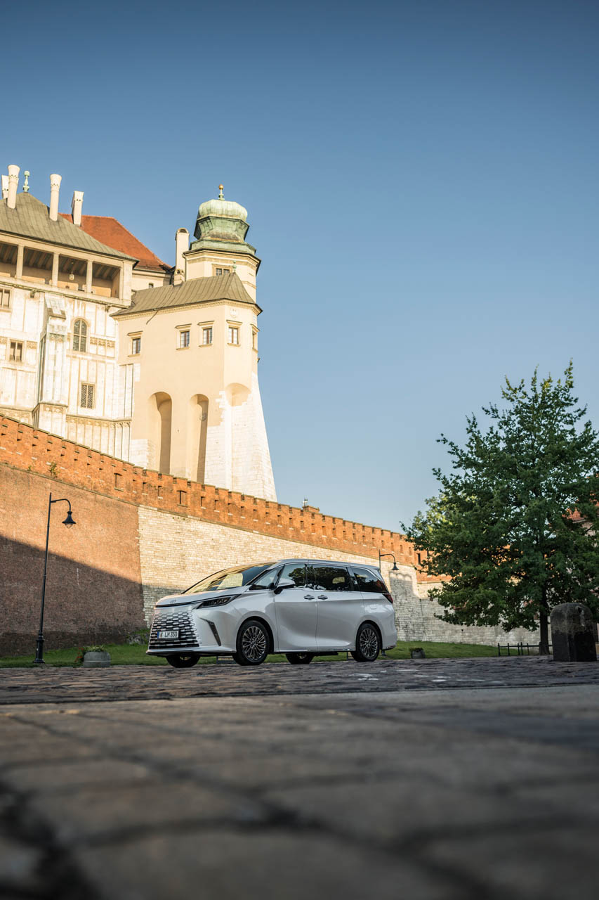 Lexus LM 30