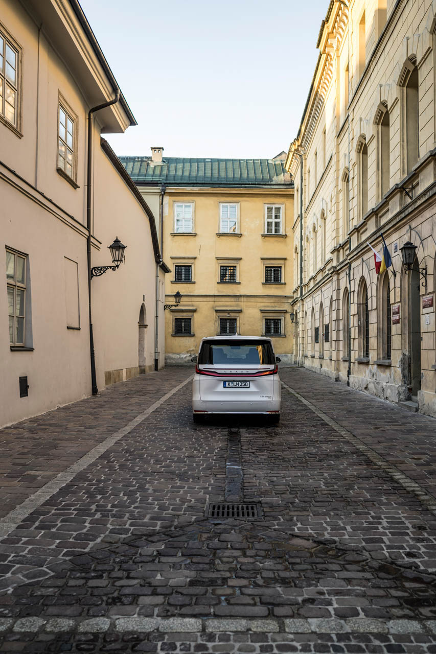 Lexus LM 46
