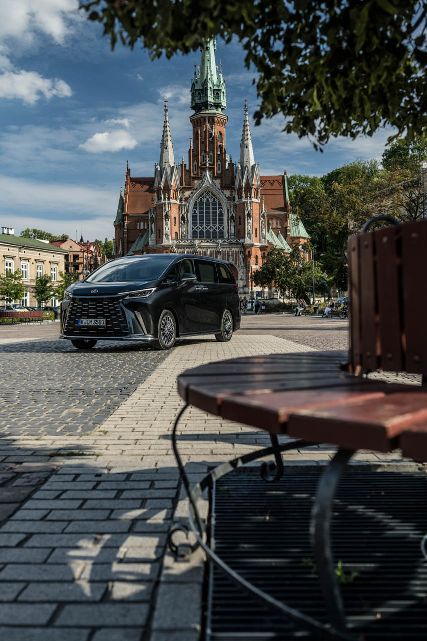 Lexus LM 49
