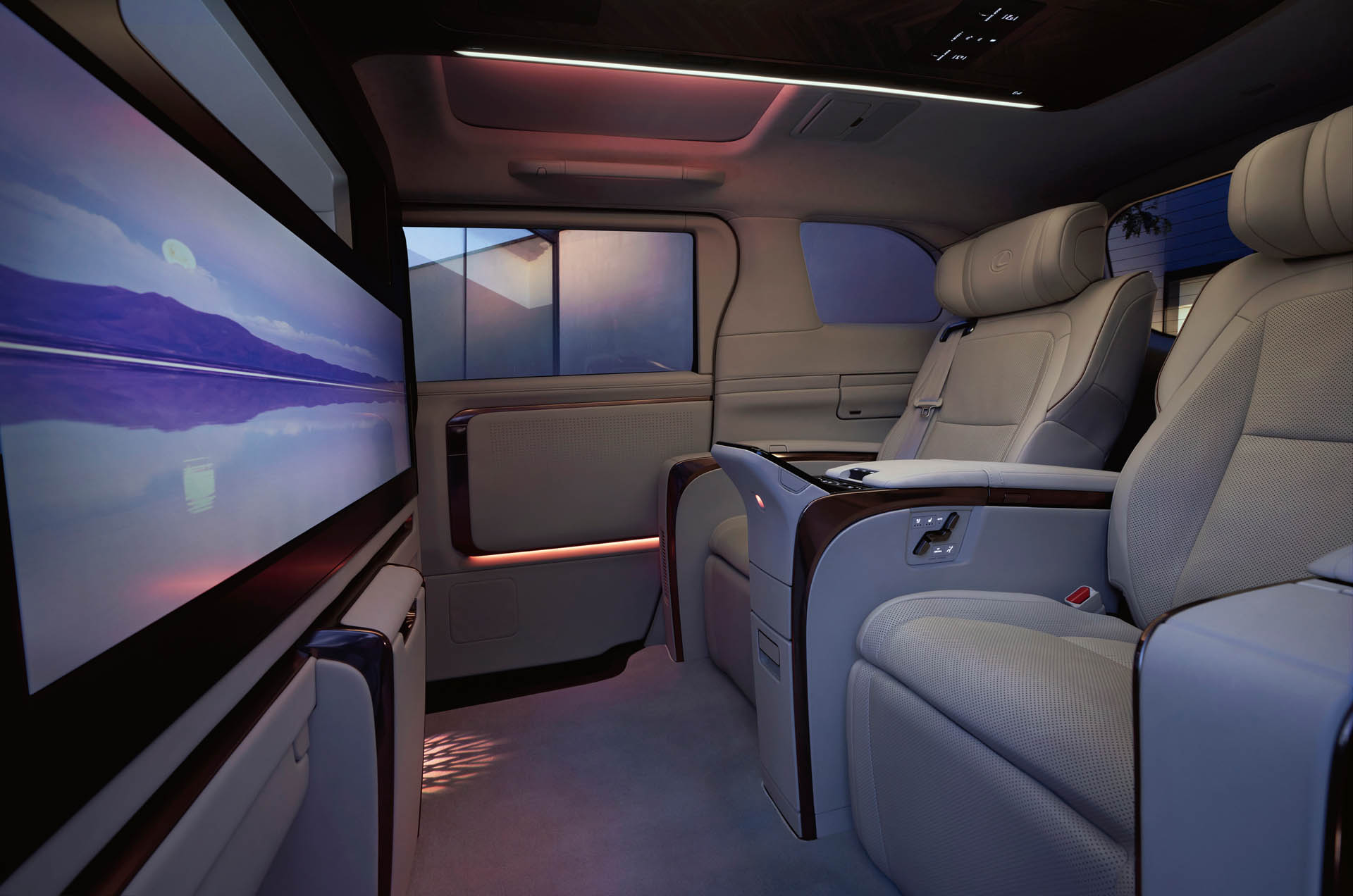 Lexus LM 53