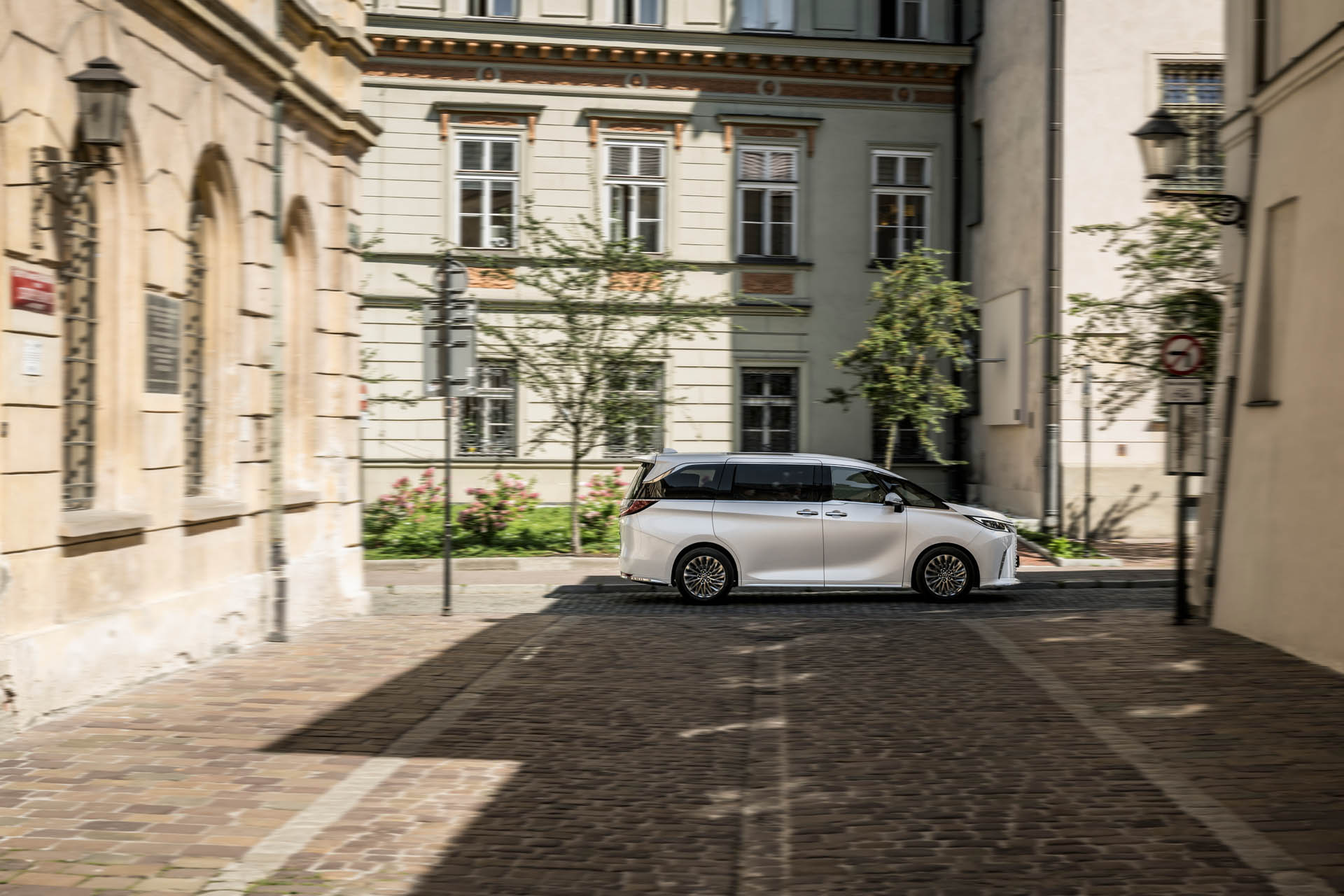 Lexus LM 57
