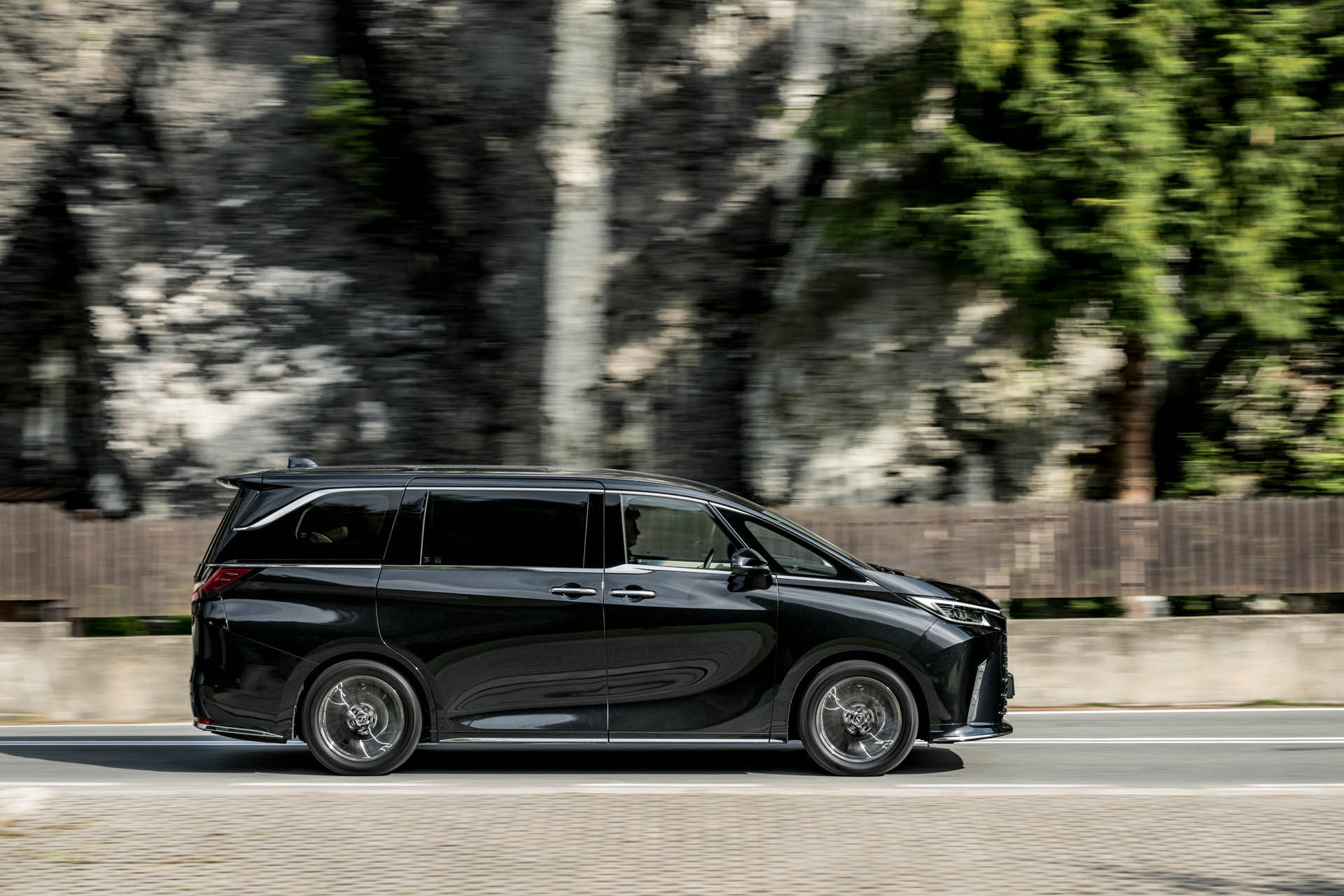 Lexus LM 59