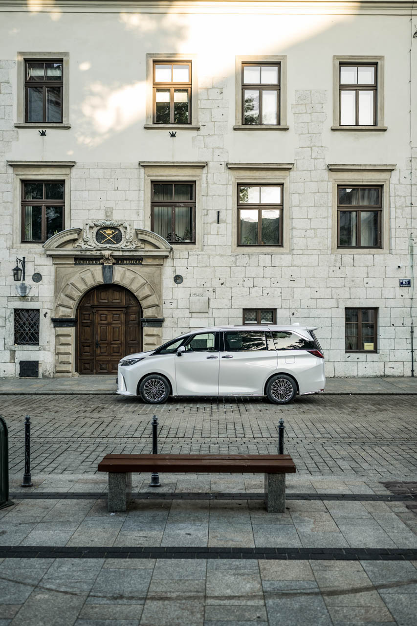 Lexus LM 74