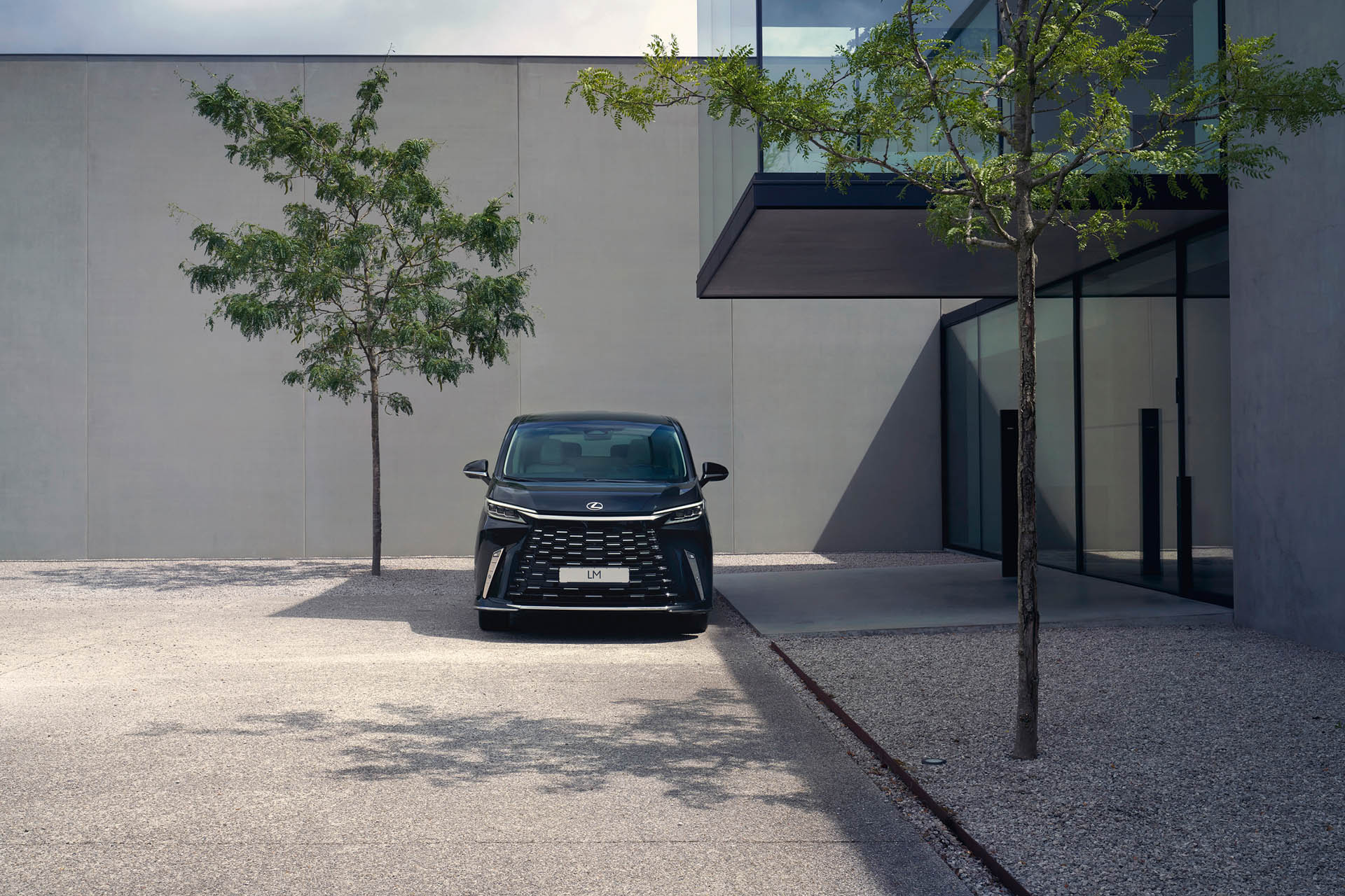 Lexus LM 83