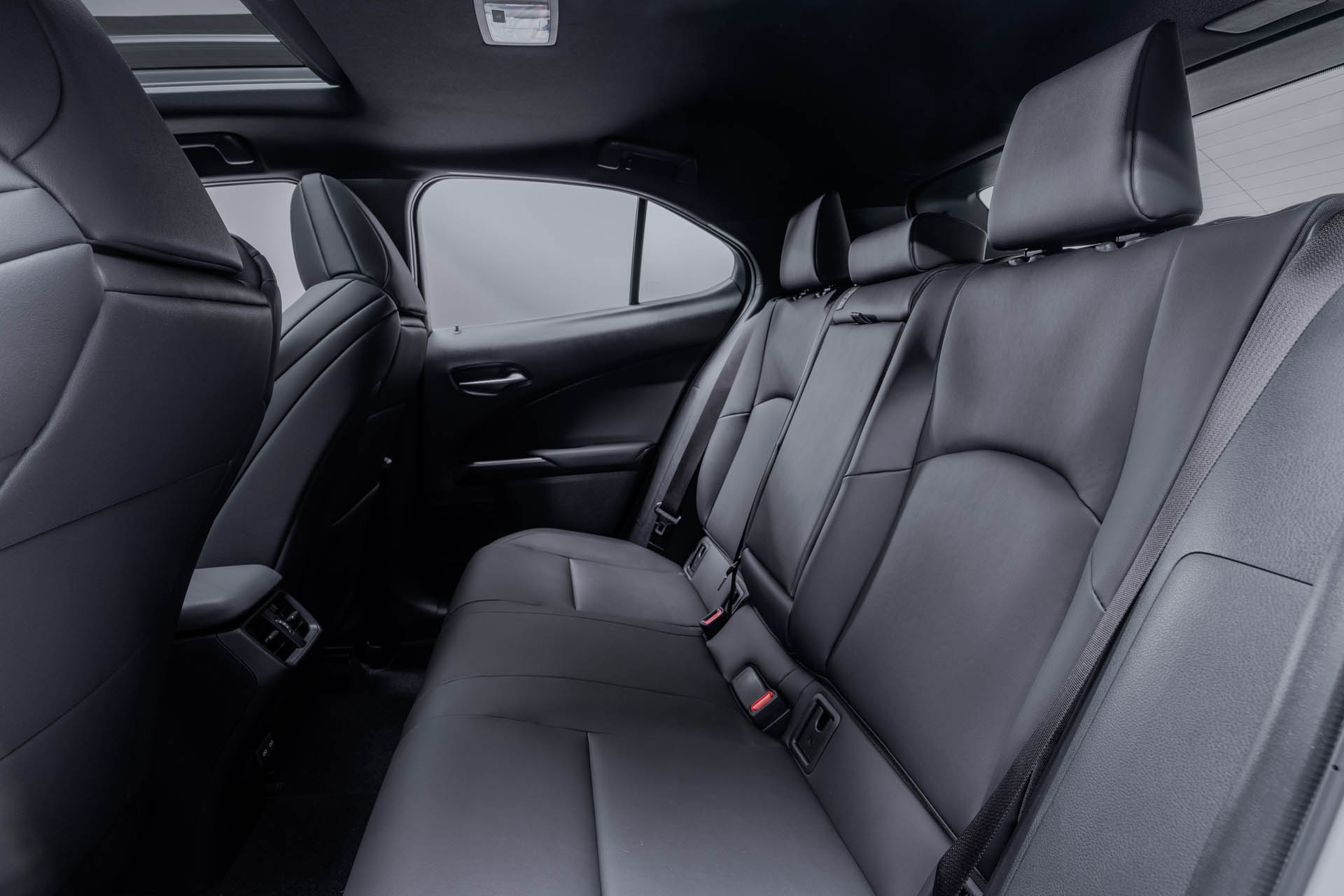 Lexus UXh 2025 04