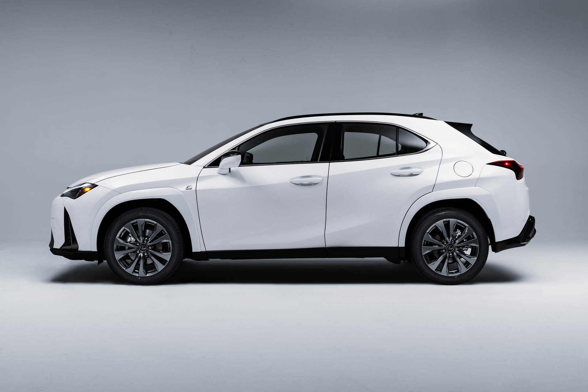 Lexus UXh 2025