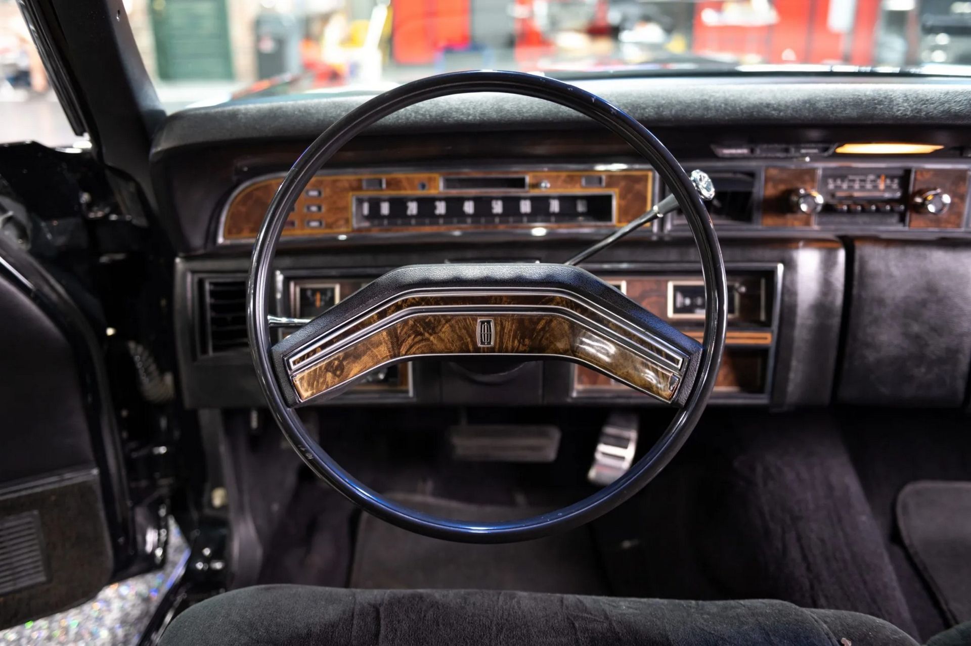 lincoln continental town car 1977 with coyote V8 26