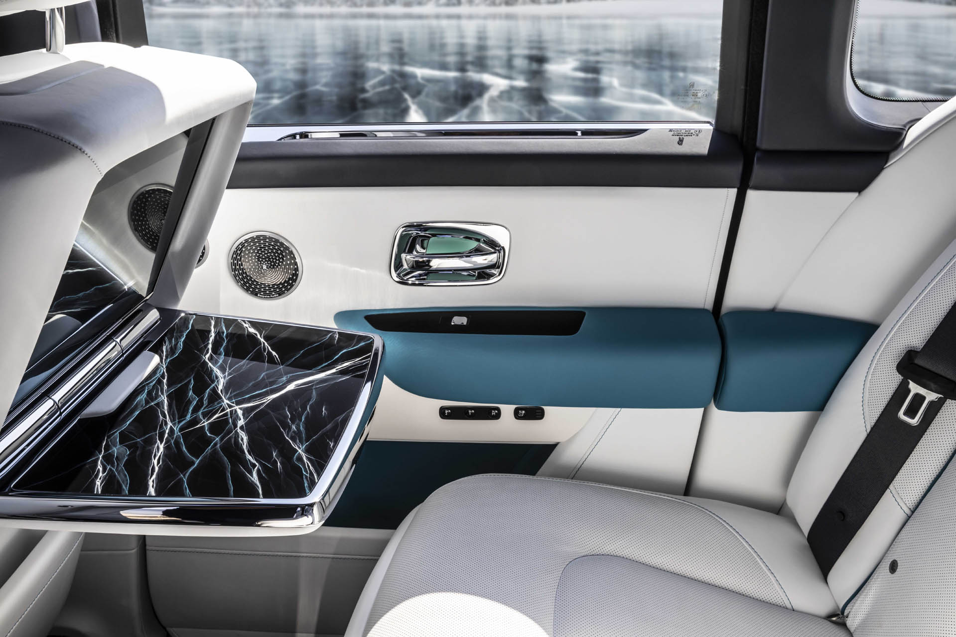 rollsroycecullinanfrozenlakes04