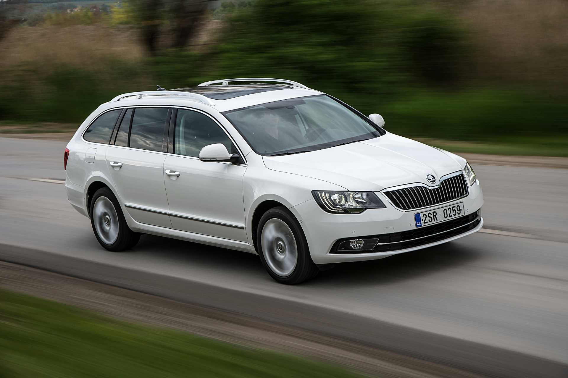 second-generation-skoda-superb-combi-2015