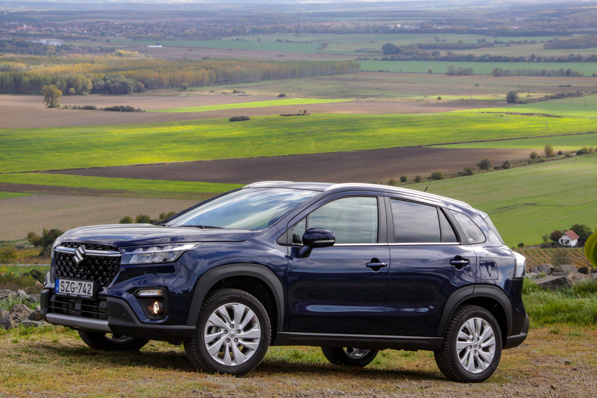 suzukisxscrossmhev2022f