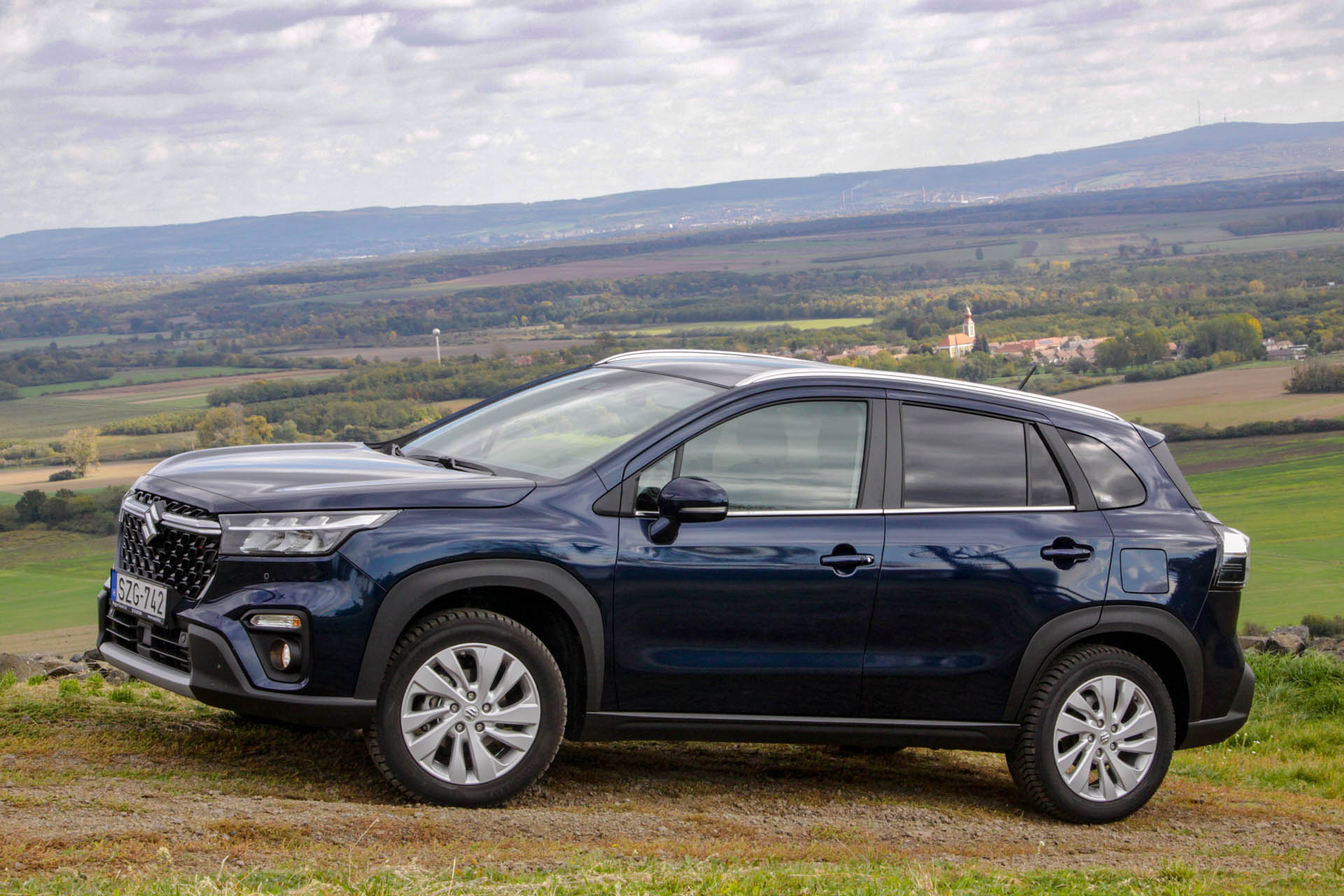 suzukisxscrossmhev2022l