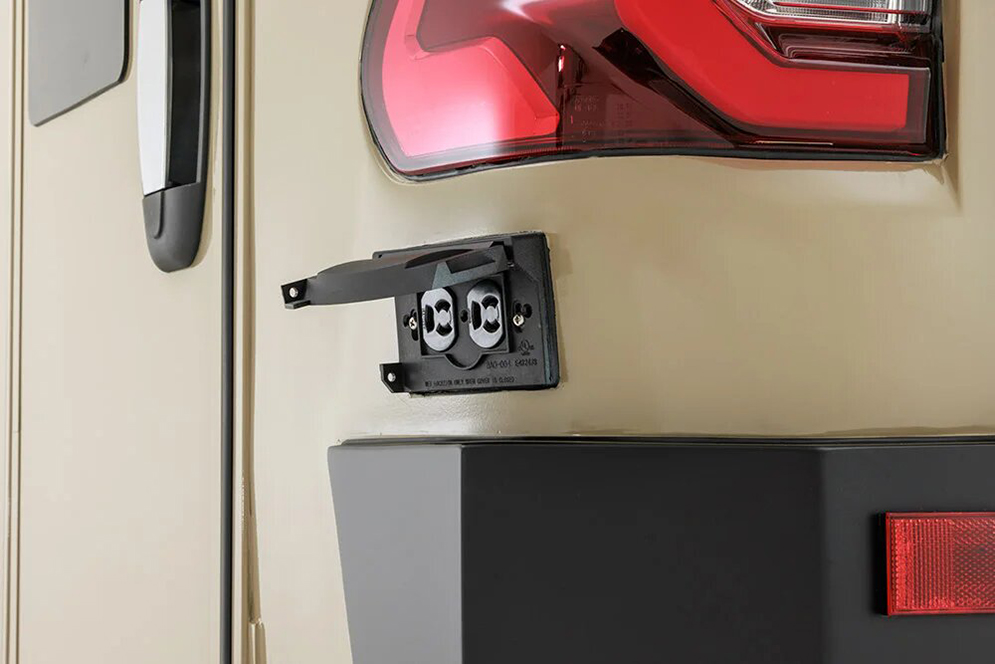 toyota-hilux-camper 8 0