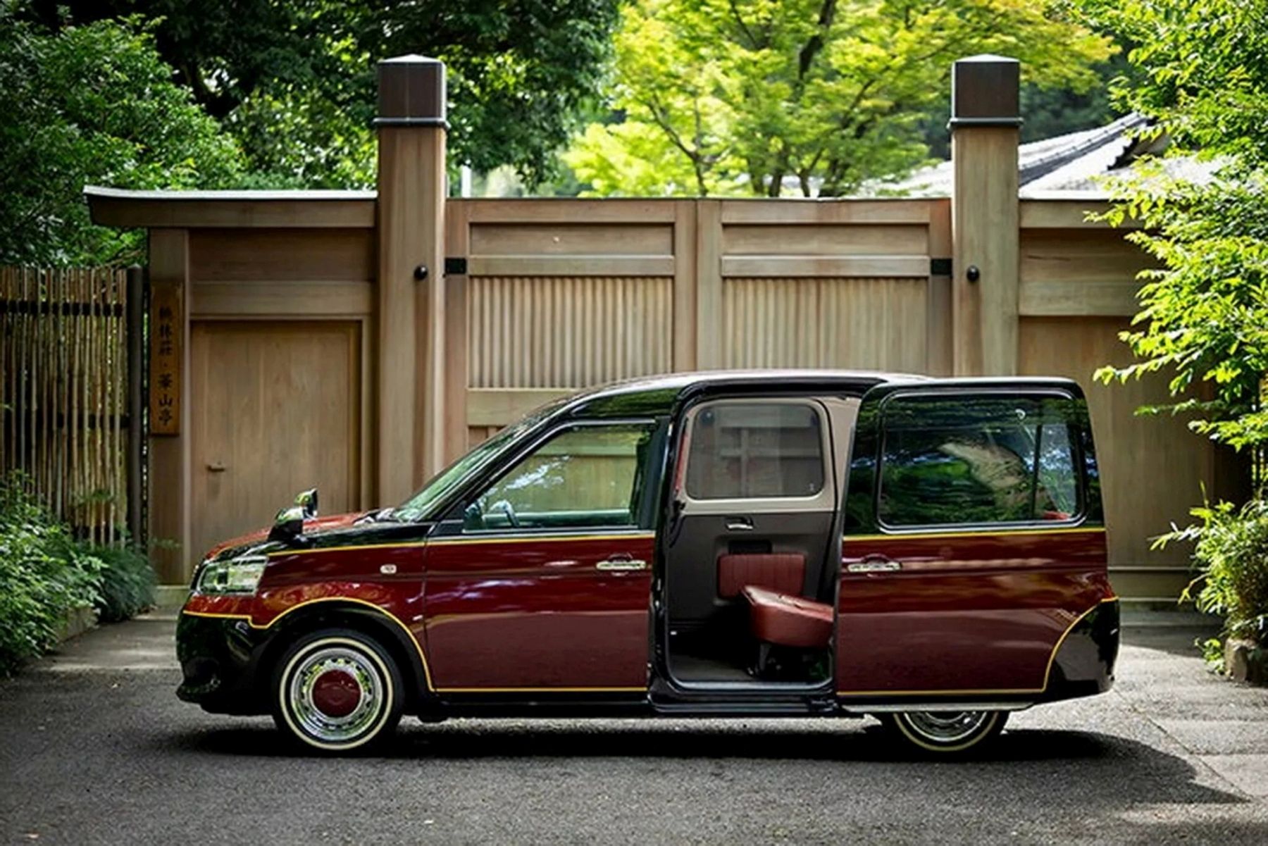 toyota-jpn-taxi-for-weddings 8