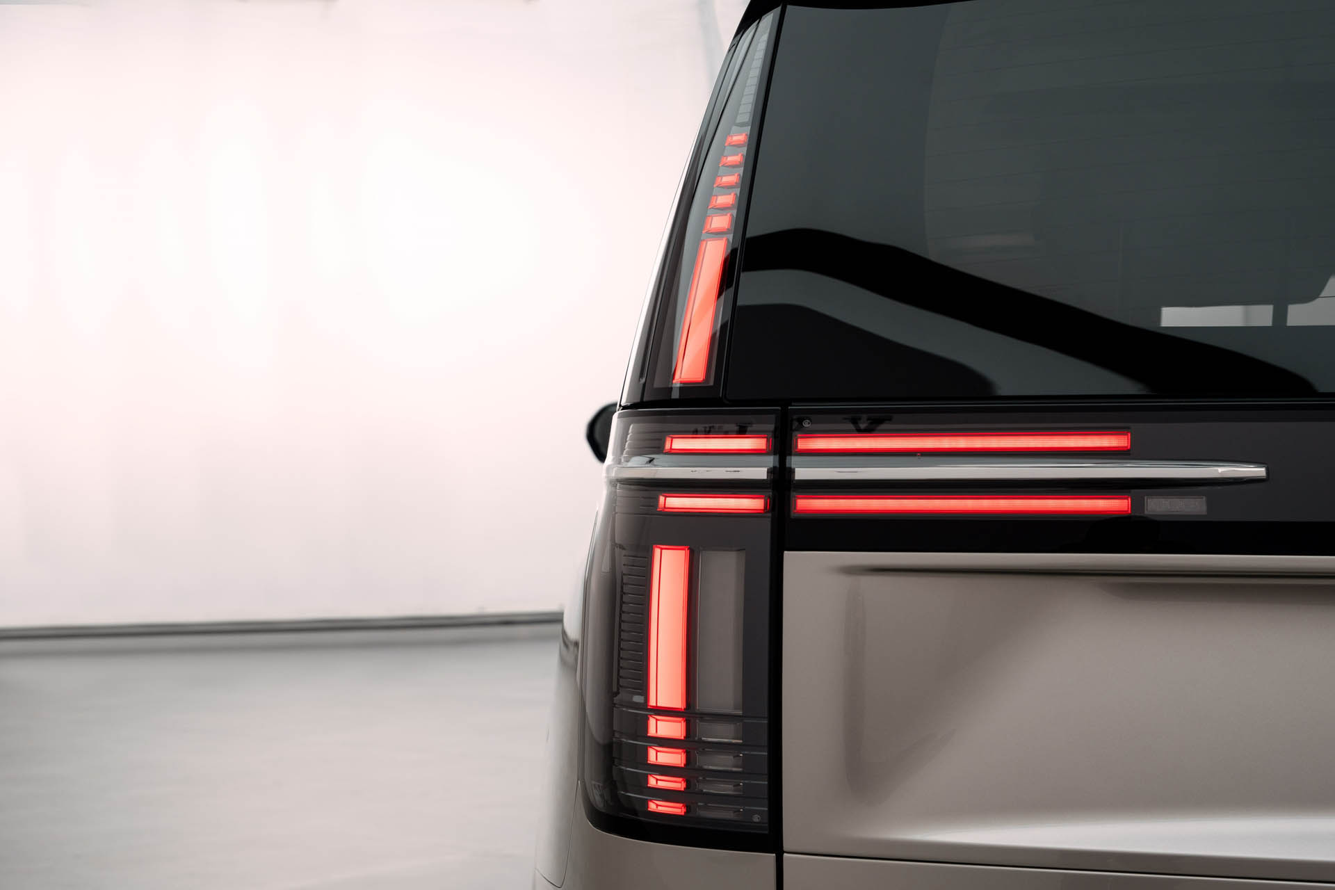 Volvo EM90 18