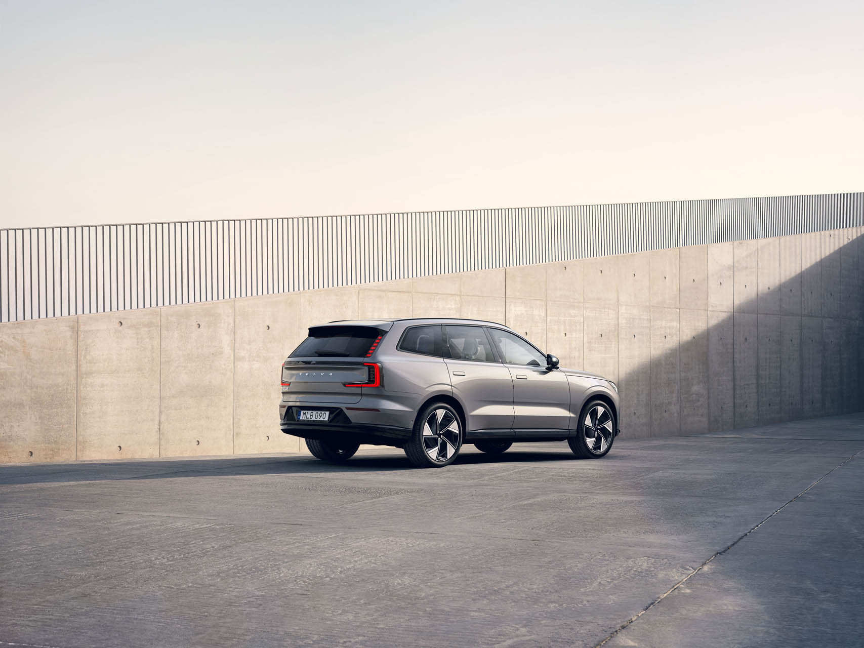 Volvo EX90 01