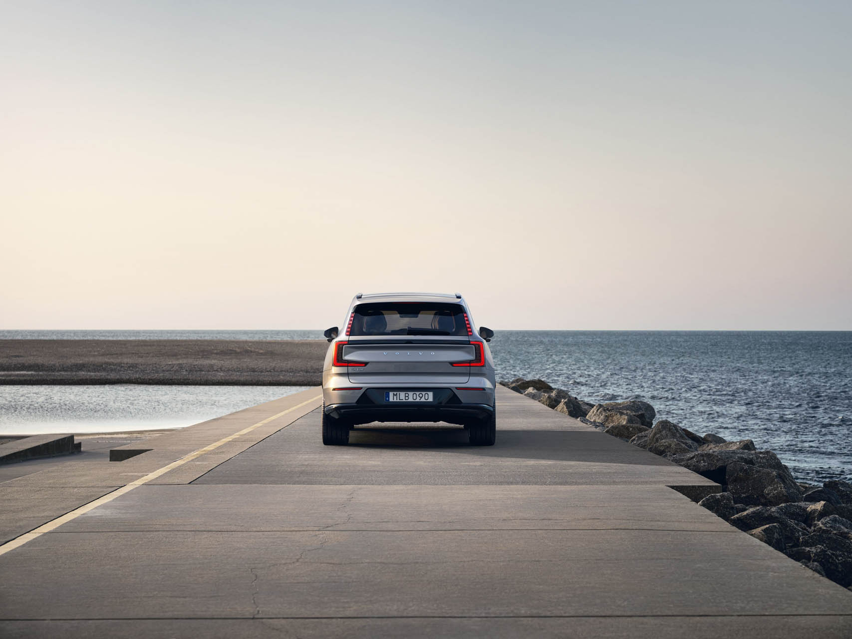 Volvo EX90 07