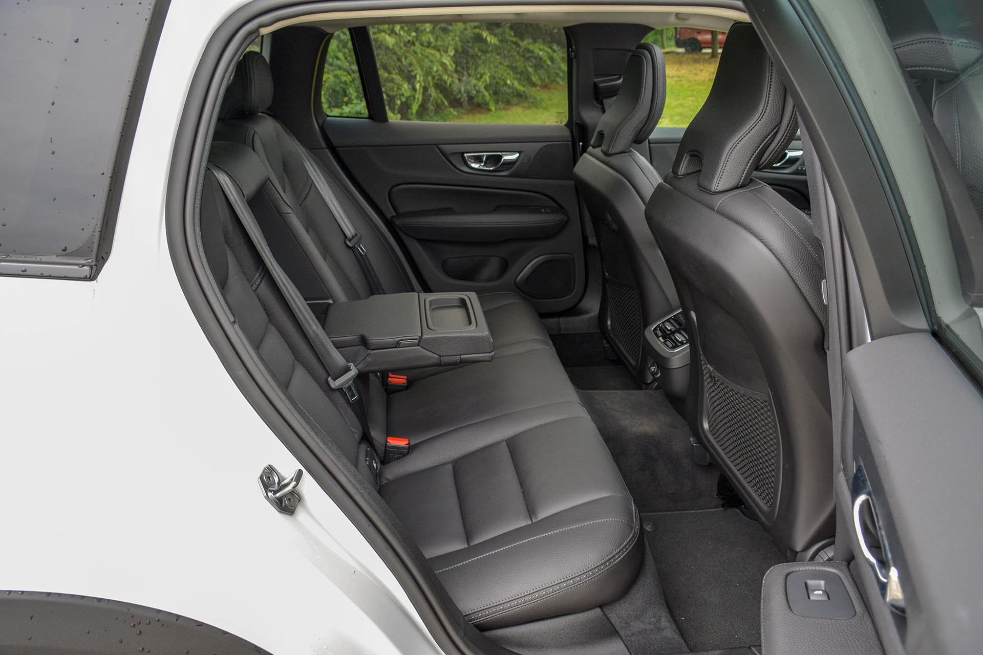 volvov60crosscountryd4awd11