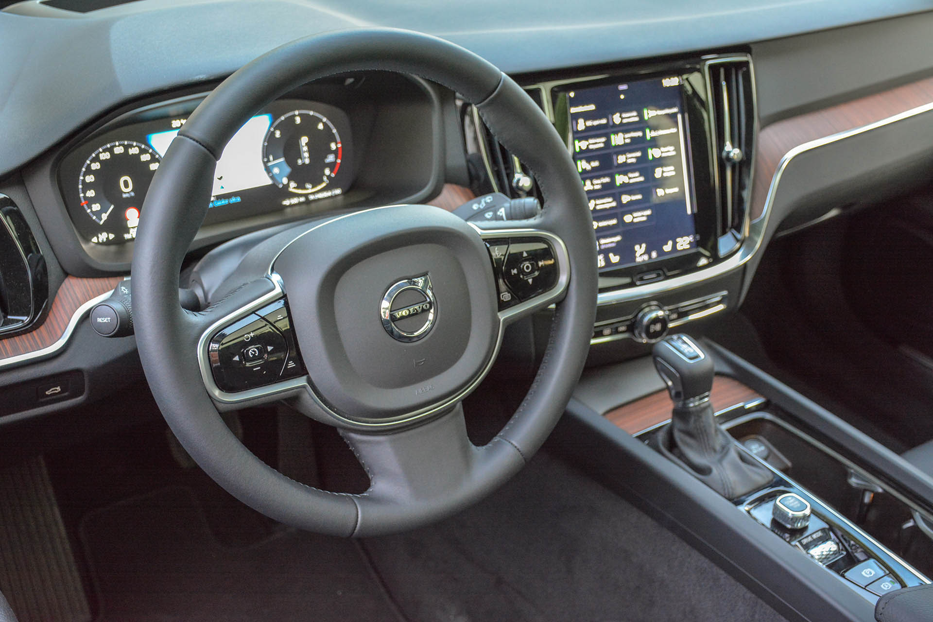 volvov60crosscountryd4awd12