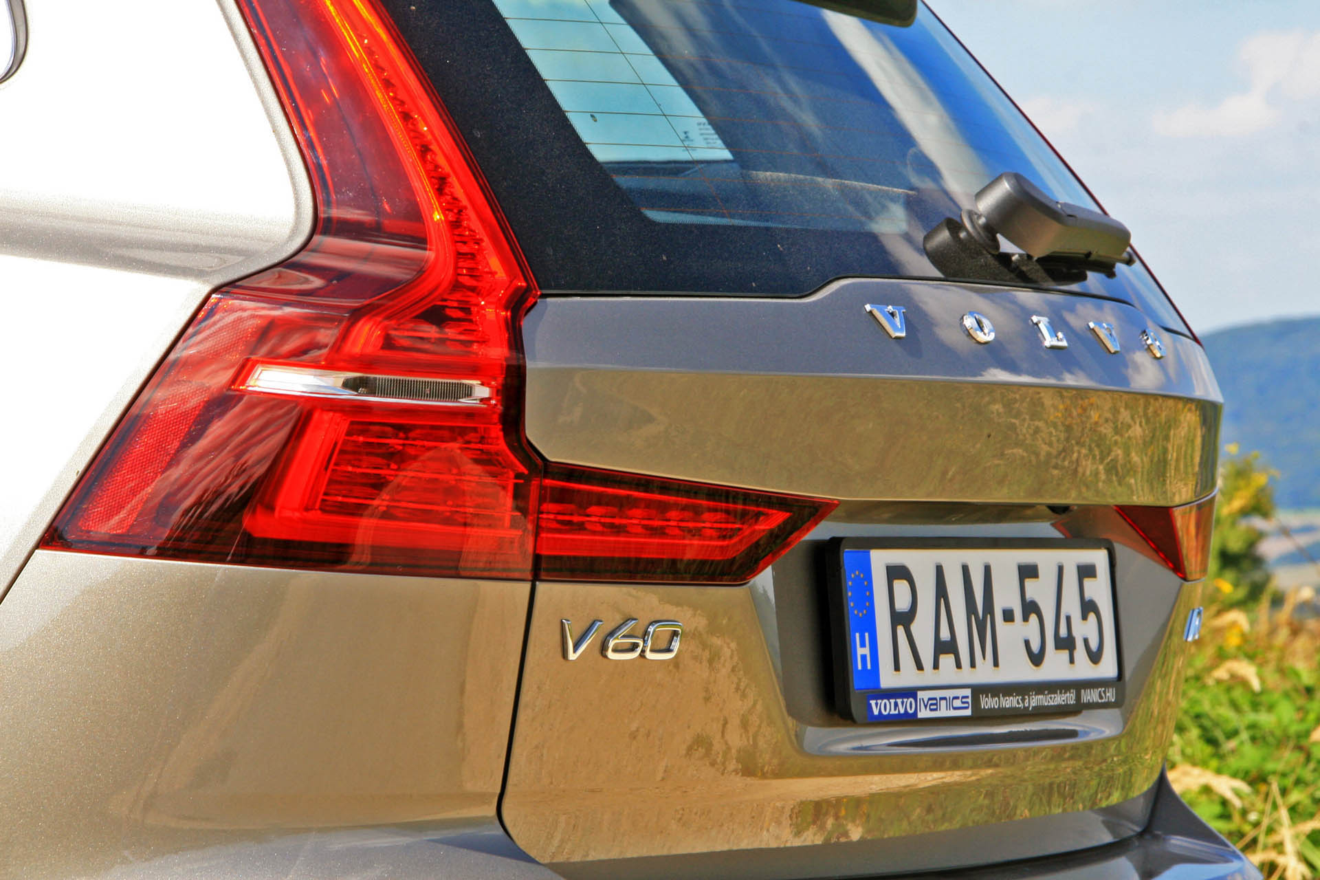 volvov60d4momentum2018j01