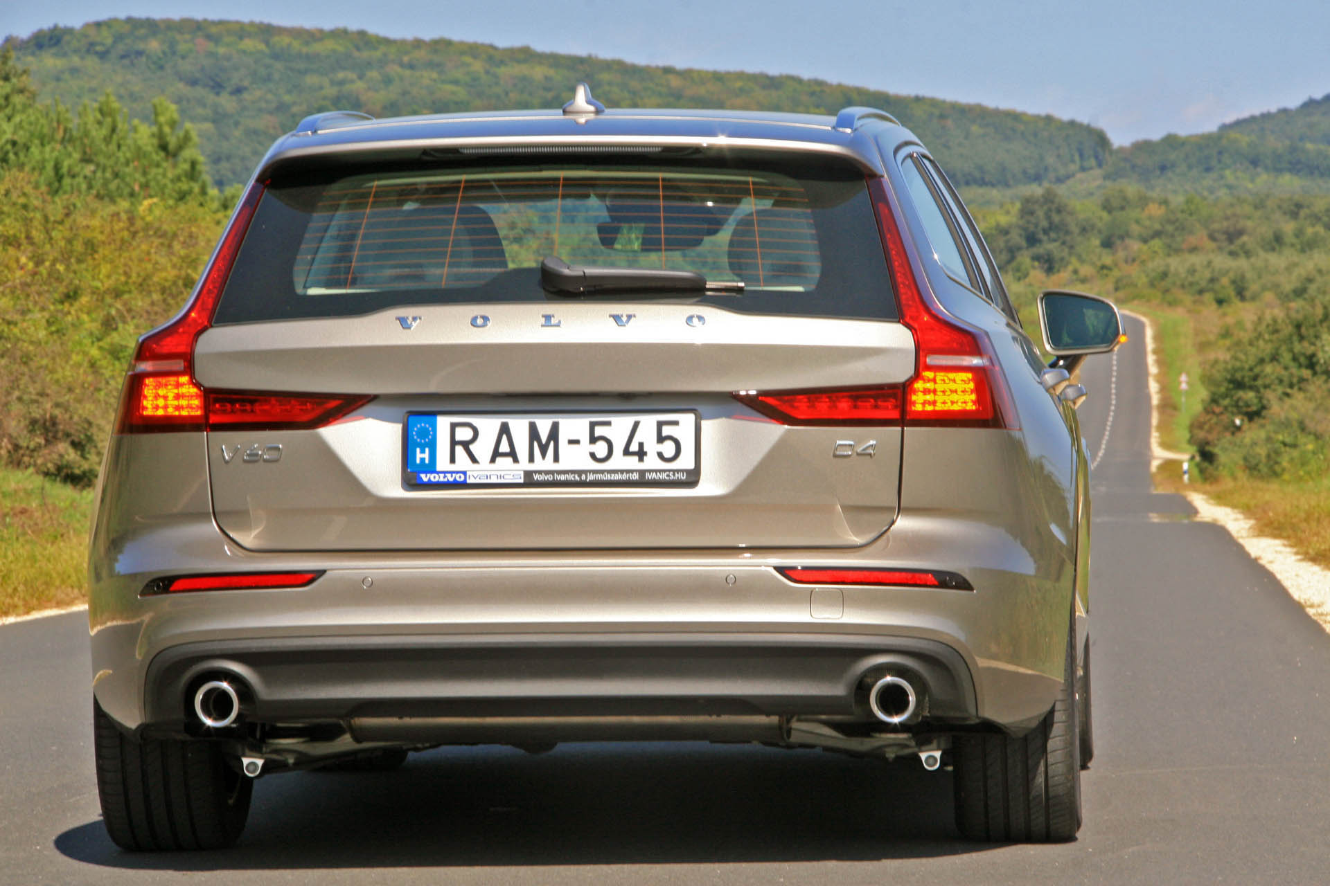 volvov60d4momentum2018ly