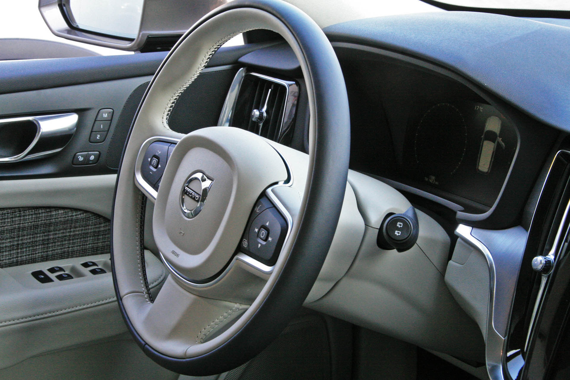 volvov60d4momentum2018ny01