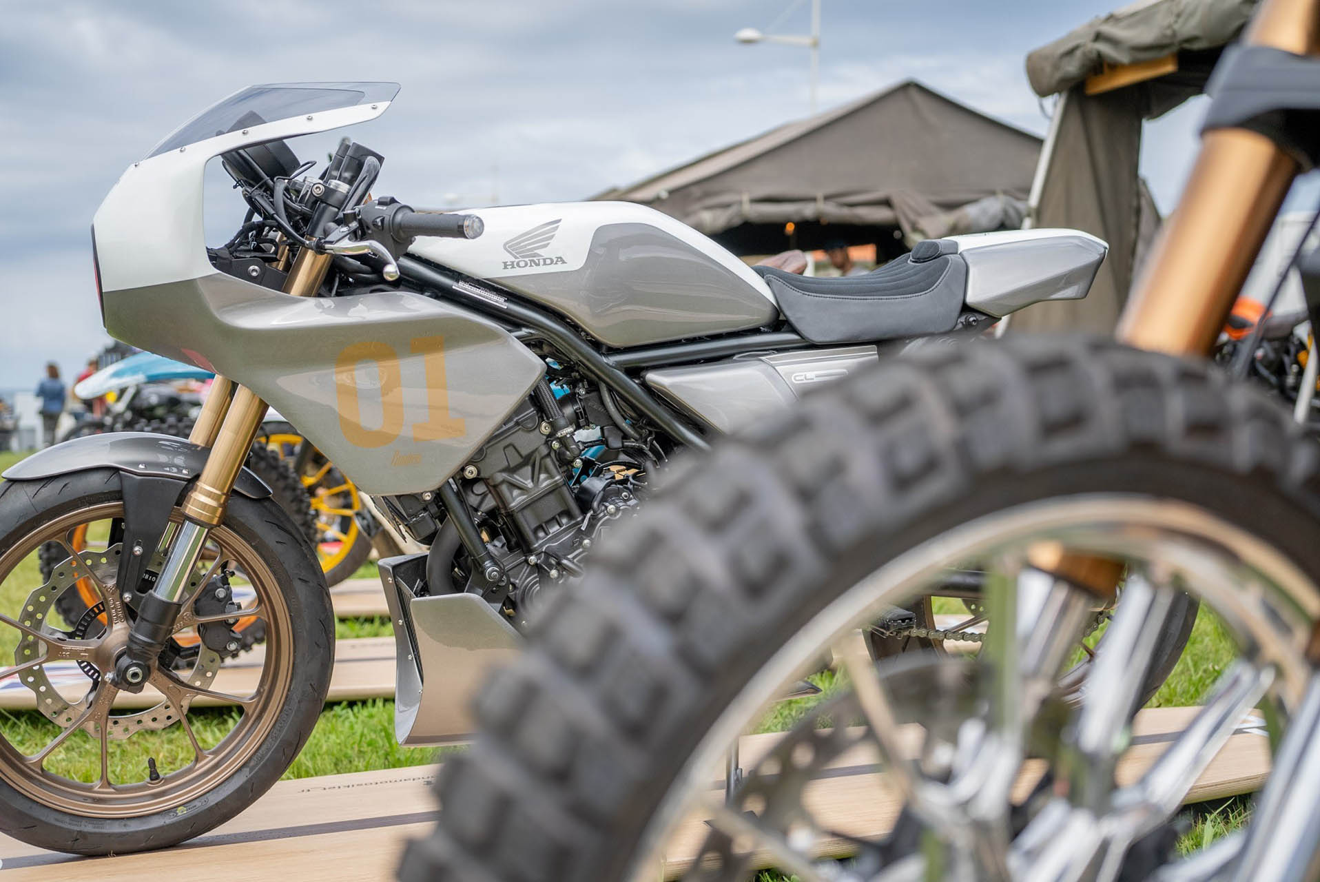 480557 Wheels and Waves - Ambient Images
